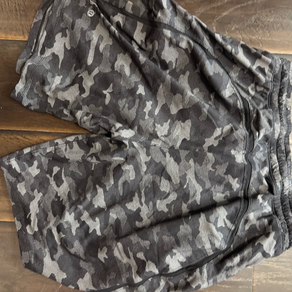 Lululemon like new lined camo pace breaker 9’ - Picture 6 of 6